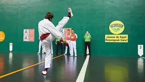 La emotiva despedida del público navarro al campeón Aimar Olaizola en el frontón Labrit