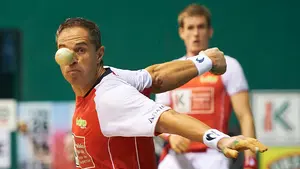 Triunfal despedida a Olaizola: la afición del frontón Labrit se vuelca con el campeón navarro