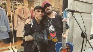 La sorpresa de su vida: tocaba en la calle 'Soldadito marinero' y apareció Fito para cantar con él