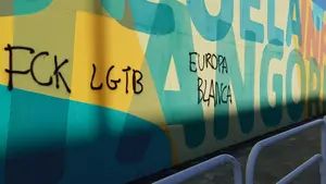 Aparecen pintadas homófobas y racistas en la fachada de la escuela infantil de Sarriguren