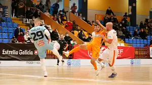 El Ribera Navarra solo gana fuera de Tudela: gran triunfo en la pista del Burela de Lugo