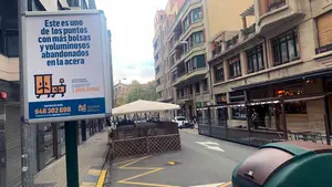 La Mancomunidad acosa a los vecinos de Pamplona y señala con carteles la "calle de la mugre"