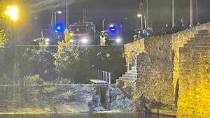 Los bomberos auxilian a un niño en Pamplona que había caído por el puente de Santa Engracia