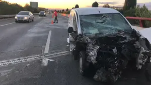 Un muerto y tres heridos en una brutal colisión frontal entre dos furgonetas