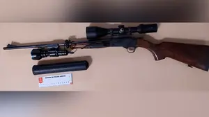 Conducía drogado un coche por Olite y con un rifle preparado para disparar