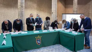 Firman en Pamplona un convenio con once entidades para hacer frente a los delitos odio