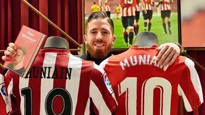 El navarro Iker Muniáin presenta su biografía con 32 años: "Un balón, un escudo, una vida"