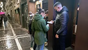 Lluvia y códigos QR en la primera noche del pasaporte Covid en Pamplona: "Imposible de falsificar"