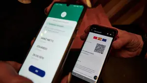 Los hosteleros usan una aplicación suiza para el pasaporte Covid ante la desidia de Chivite