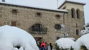 Rescatados 13 niños y 4 monitores del albergue de Guetadar tras quedar aislados por la nieve