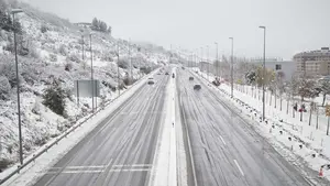 Navarra activa el riesgo por nevadas: preparadas 64 m&aacute;quinas quitanieves