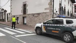 Chocó su todoterreno contra 6 vehículos estacionados y mobiliario urbano: investigado en Irurzun