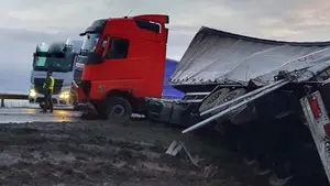 Un camión de sale de la carretera y vuelca a la altura de Tafalla