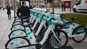 Pamplona ya pedalea con su primer sistema de alquiler de bicicleta eléctrica pública