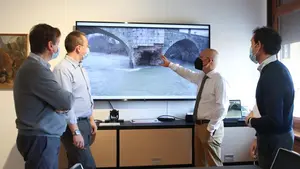 El histórico puente medieval de Andelos, gravemente afectado por la crecida del río Arga