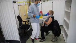 Cuatro comunidades apremian a Sanidad para decidir sobre la cuarta dosis frente al Covid