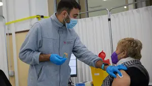 Salud asegura que antes de fin de año todos los mayores de 70 años recibirán la tercera dosis