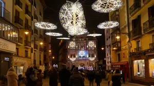 El Ayuntamiento de Pamplona felicita la Navidad tiñendo la ciudad de luz y color