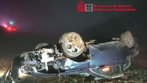 Trasladado al Hospital García Orcoyen de Estella tras salir de la vía y volcar su vehículo