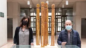 Un famoso escultor navarro dona una de sus esculturas para que sea expuesta en la UPNA