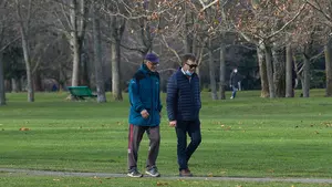 Refuerzan el dispositivo policial en la Vuelta del Castillo tras la paliza al hijo de Adanero