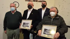 La Federación Navarra de Pelota reconoce a dos expresidentes con la insignia de oro