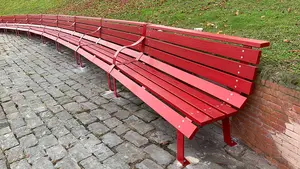 Así son los nuevos bancos instalados en la Plaza de los Fueros de Pamplona