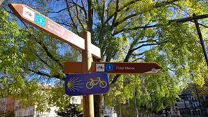 Pamplona renueva la señalización turística, peatonal y ciclista del Camino de Santiago