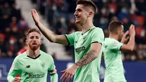 El futbolista del Athletic Oihan Sancet huye de la policía tras accidentarse su vehículo en Pamplona