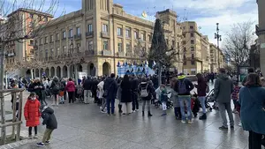 Largas colas en Pamplona: decenas de niños dejan su carta para los Reyes Magos