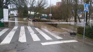 Pamplona activa la alerta por la crecida del Arga: piden retirar veh&iacute;culos de zonas inundables