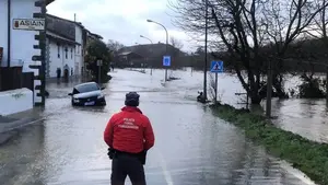 Rescate de una conductora en Asiáin: su coche había quedado atrapado por el agua
