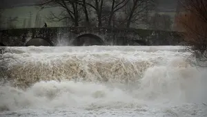 El desbordamiento de una regata desaloja a 24 familias en Bera: las riadas en Navarra