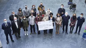 Una fundación dona 10.500 euros a la Asociación de Niños con Cáncer de Navarra
