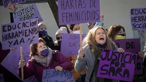 Concentración contra el autor confeso de la muerte de Sara Pina: "A todo cerdo le llega su San Martín"