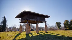 Un rincón de Asturias en Pamplona: la historia de amor detrás del único hórreo de la capital