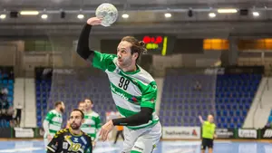 El extremo pamplonés Adrián Ortiz firma su primer contrato con el Anaitasuna