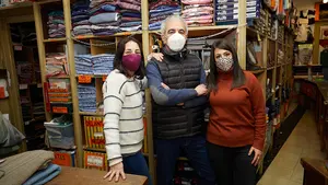 'Ortega', la tienda centenaria de ropas y tejidos en Pamplona: "Nos hemos sabido adaptar"