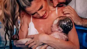 La influencer navarra Verdeliss presenta a su octava hija, Deva, tras dar a luz en su casa