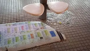 Detenido por romper una marquesina de autobús y amenazar a varias personas con los cristales