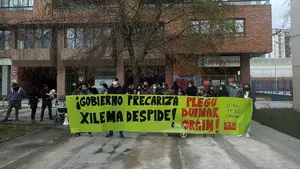 Concentración frente a la sede de Xilema en protesta por el despido de cinco educadoras