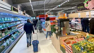 Decenas de personas, en la apertura del supermercado Lidl de Pamplona-Cordovilla