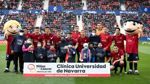 La emotiva imagen de los niños con cáncer ingresados en la CUN con los jugadores de Osasuna