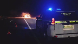 Las llamas engullen un vehículo en la Autovía del Pirineo: investigan el origen del fuego