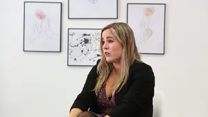 La doctora navarra que da las claves para que nuestros mayores no sufran caídas