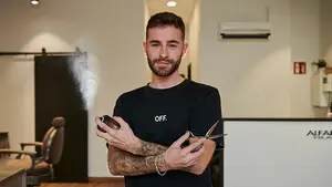 El joven peluquero navarro que inaugura salón en Pamplona: "Era ahora o nunca"