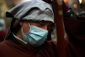 Pamplona inicia su camino a la Pascua con el traslado del Cristo Alzado hasta la catedral