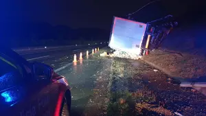 Trasladado el conductor de un camión tras salirse de la vía y volcar en Tudela