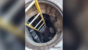 Hospitalizada una invidente tras caer tres metros por el hueco de una arqueta en Pamplona