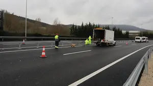 Comienza la instalación de la barrera en la N-121-A, que separa los sentidos de circulación